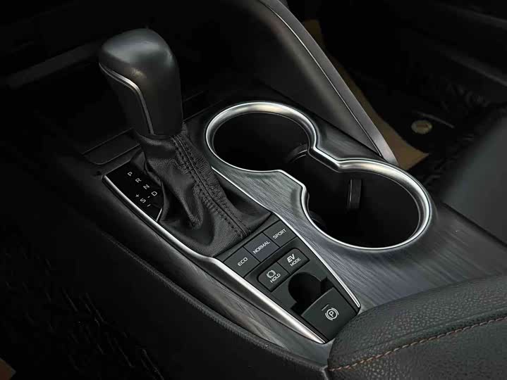 Фото 8 - Toyota Camry