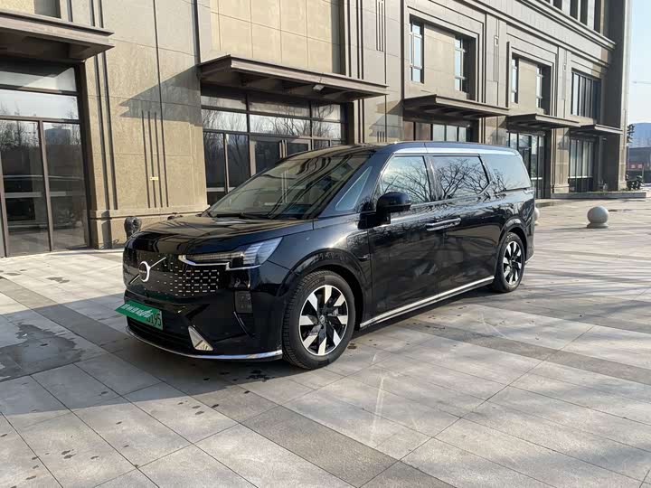 Фото 1 - Volvo EM90