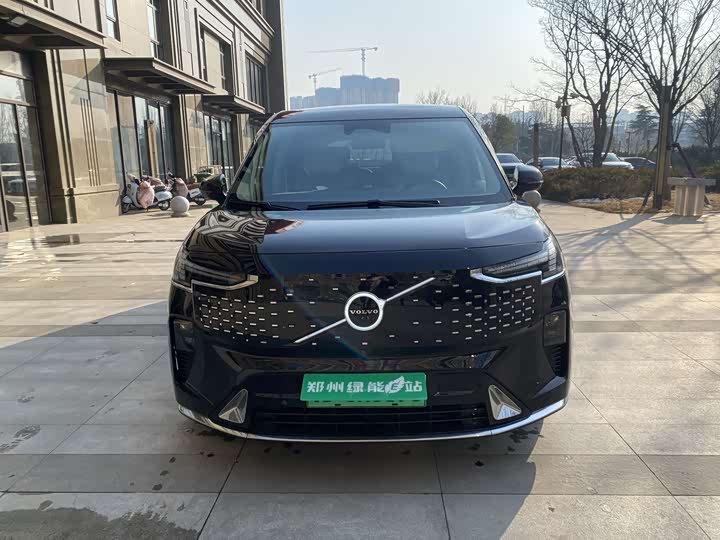 Фото 2 - Volvo EM90