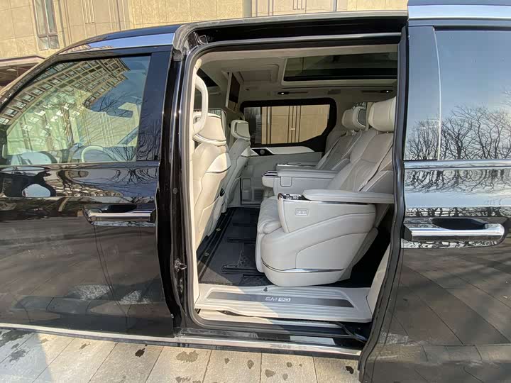 Фото 5 - Volvo EM90