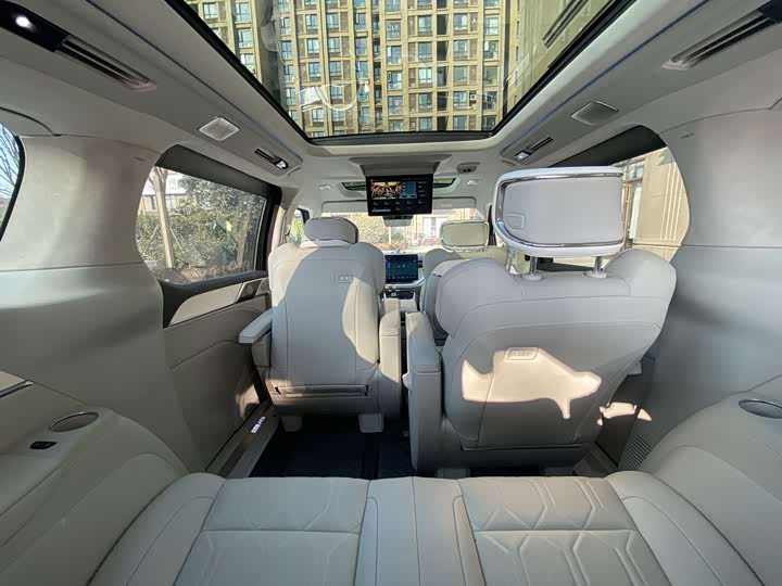 Фото 6 - Volvo EM90