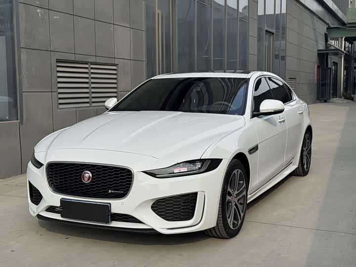 Фото 1 - Jaguar XE L