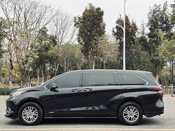 Фото 7 - Toyota Sienna