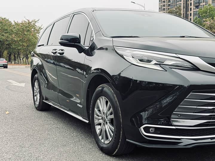 Фото 9 - Toyota Sienna