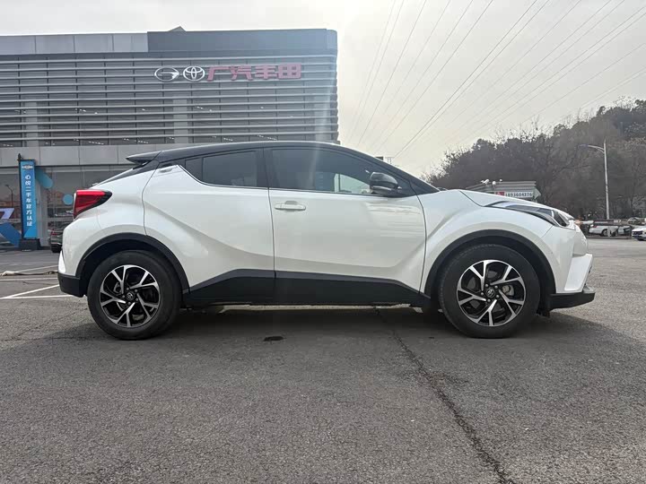 Фото 4 - Toyota C-HR