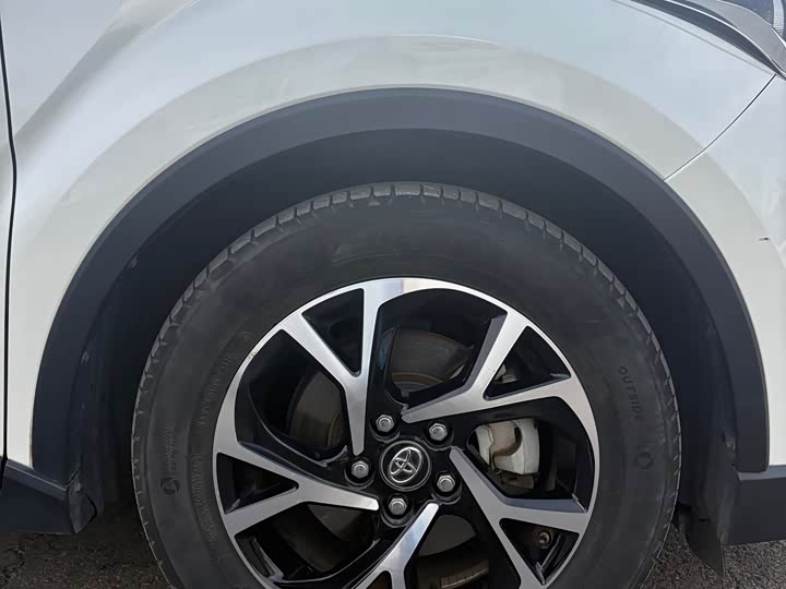 Фото 5 - Toyota C-HR