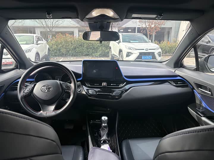 Фото 9 - Toyota C-HR