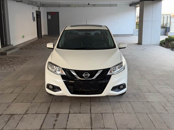 Фото 2 - Nissan Tiida