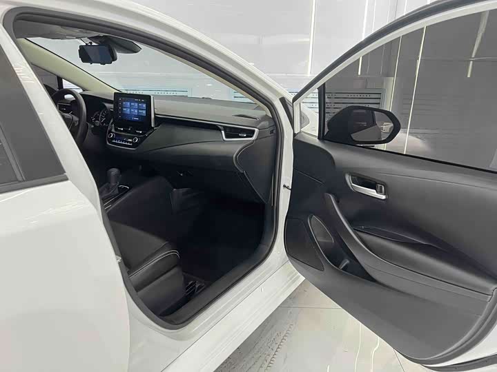 Фото 2 - Toyota Corolla