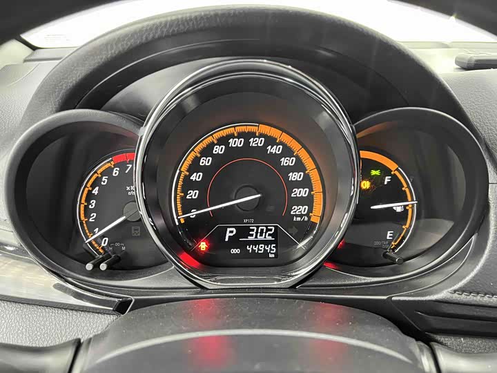 Фото 7 - Toyota Yaris L Hatchback