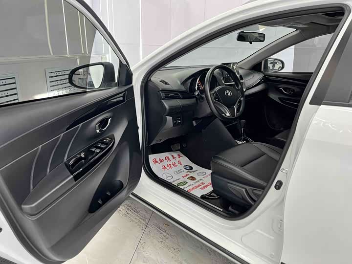 Фото 8 - Toyota Yaris L Hatchback