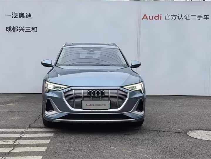 Фото 2 - Audi e-tron