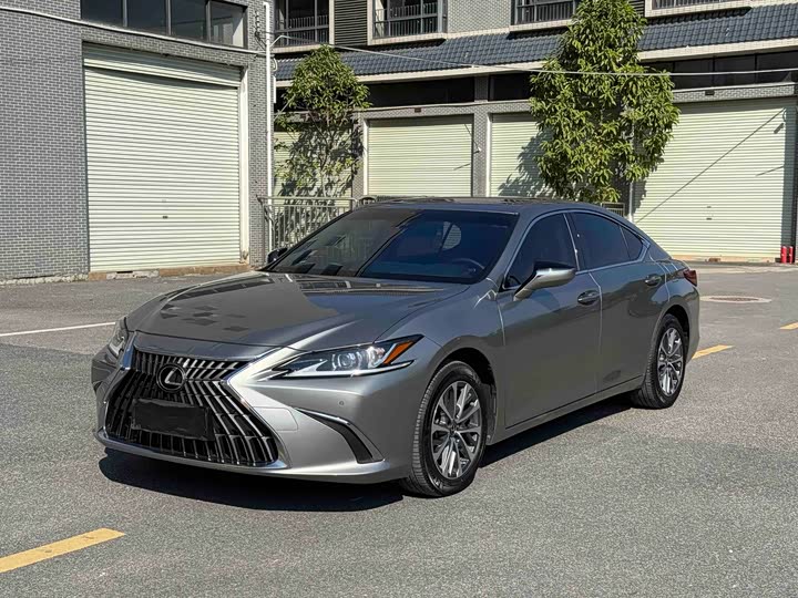 Фото 1 - Lexus ES