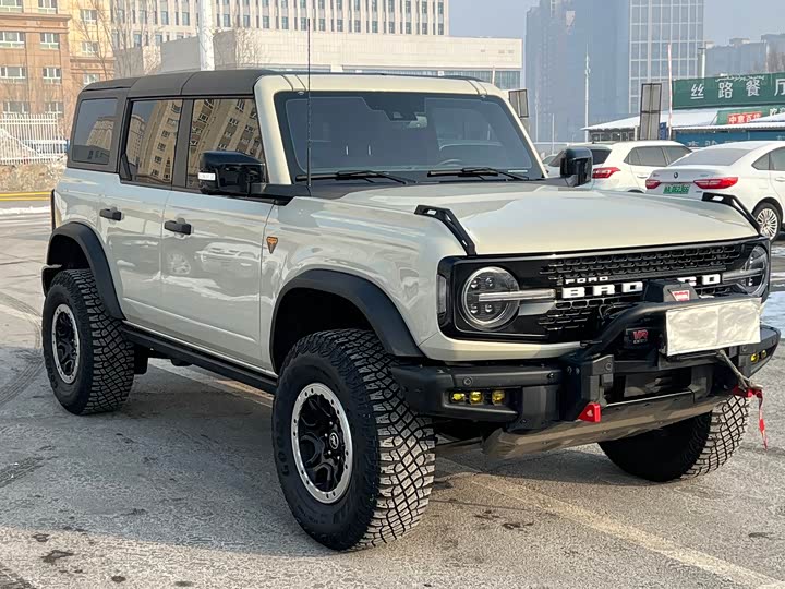 Photo 3 - Ford Bronco