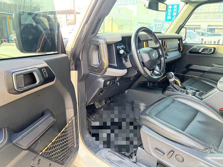 Photo 4 - Ford Bronco