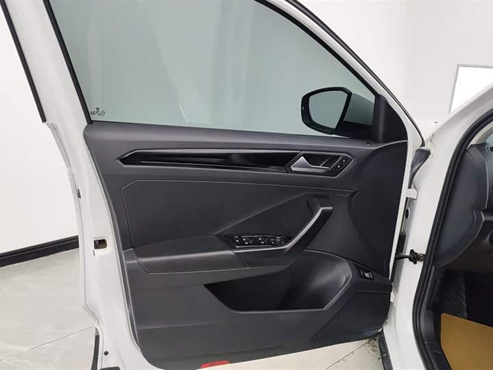 Фото 7 - Volkswagen T-Roc