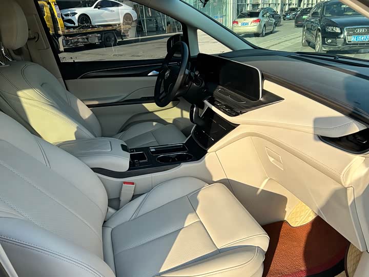 Фото 9 - Buick GL8 ES