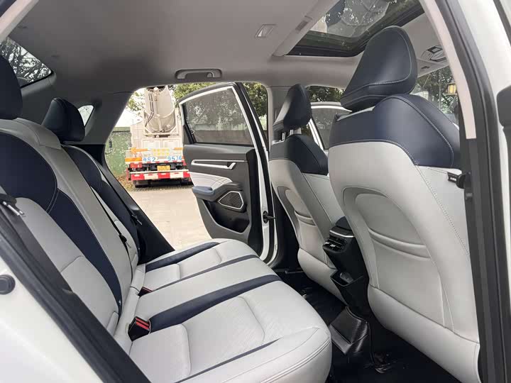 Фото 8 - Geely Emgrand