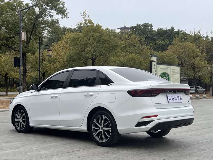 Фото 9 - Geely Emgrand