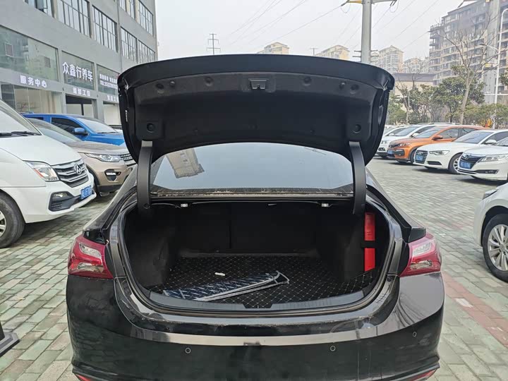 Фото 8 - Chevrolet Malibu XL