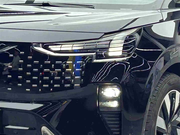 Фото 3 - Volvo EM90