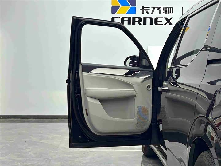 Фото 5 - Volvo EM90