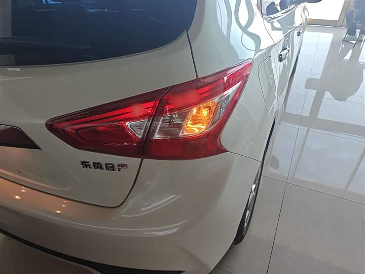 Фото 8 - Nissan Tiida