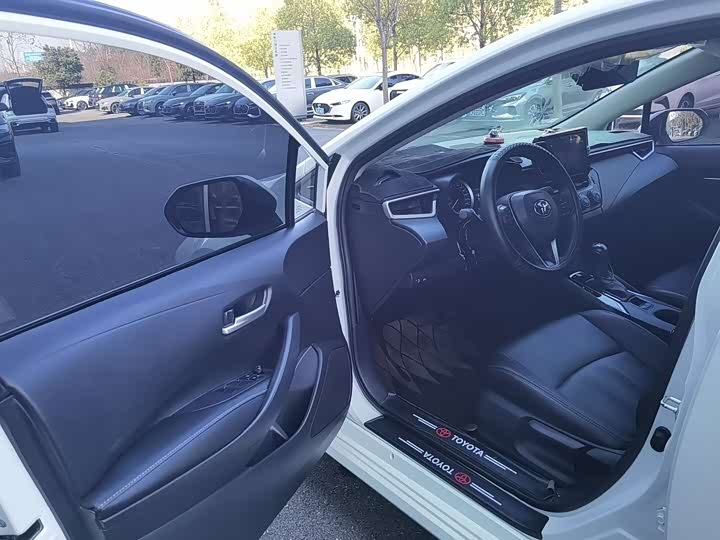 Фото 2 - Toyota Corolla