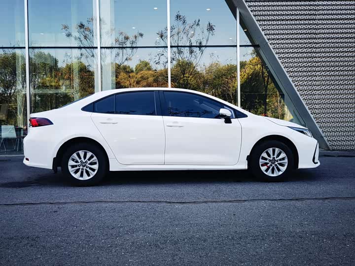 Фото 3 - Toyota Corolla