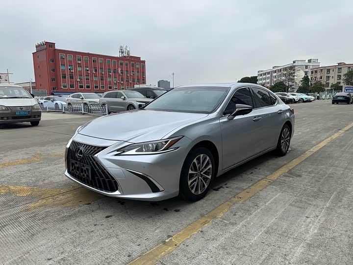 Фото 1 - Lexus ES