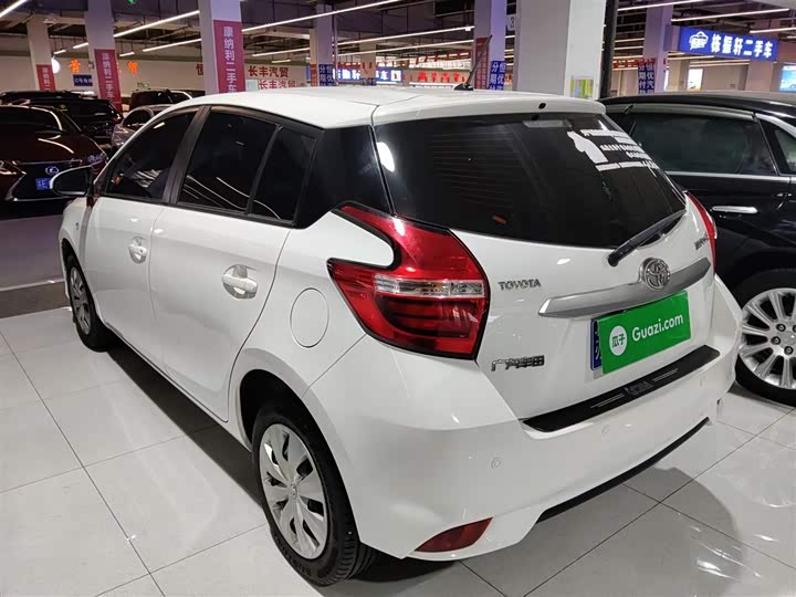 Фото 5 - Toyota Yaris L Hatchback