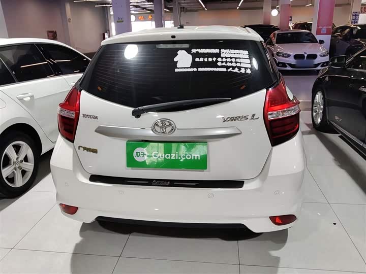 Фото 6 - Toyota Yaris L Hatchback