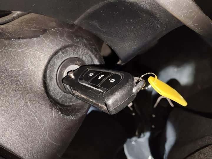 Фото 9 - Toyota Yaris L Hatchback