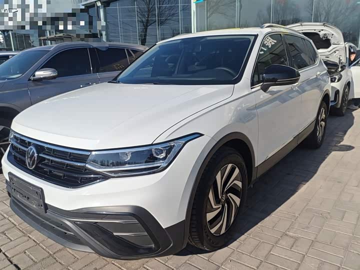 Фото 2 - Volkswagen Tiguan L Pro