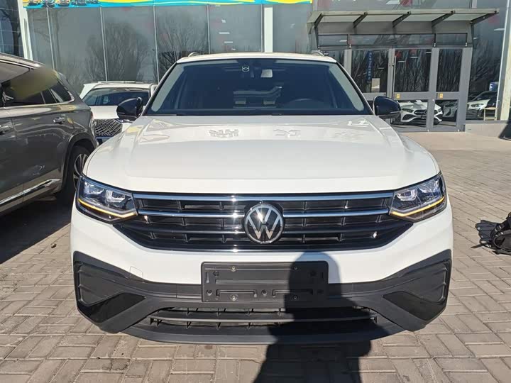 Фото 3 - Volkswagen Tiguan L Pro