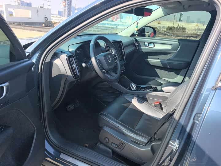 Фото 8 - Volvo XC40