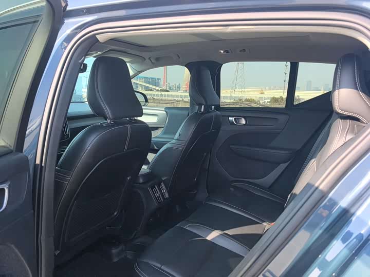 Фото 9 - Volvo XC40