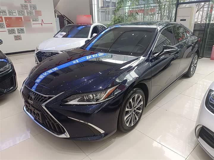 Фото 1 - Lexus ES