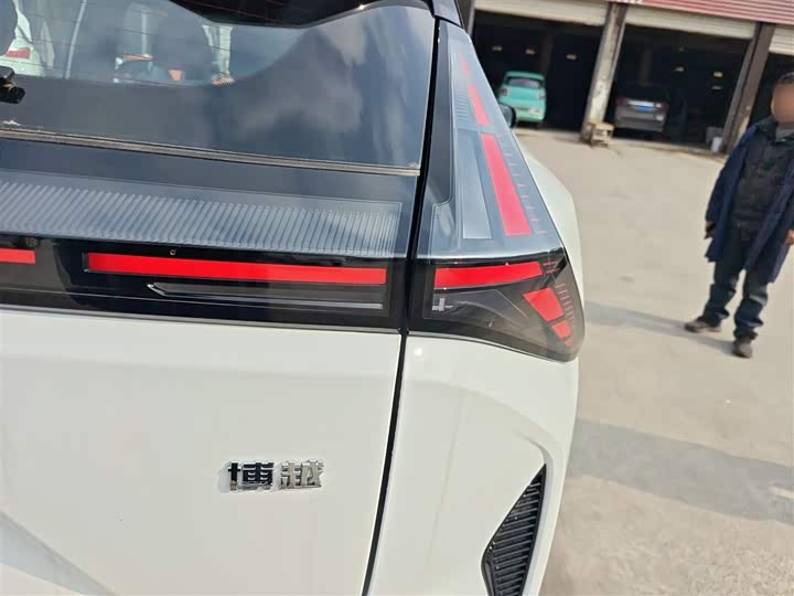 Фото 8 - Geely Atlas