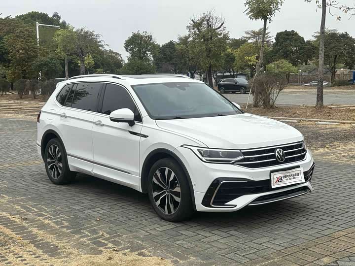 Фото 2 - Volkswagen Tiguan L Pro