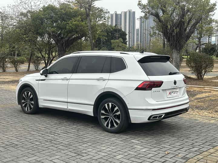Фото 4 - Volkswagen Tiguan L Pro