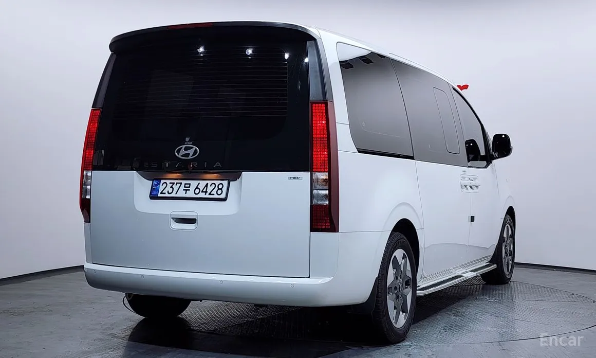 Фото 2 - Hyundai Staria