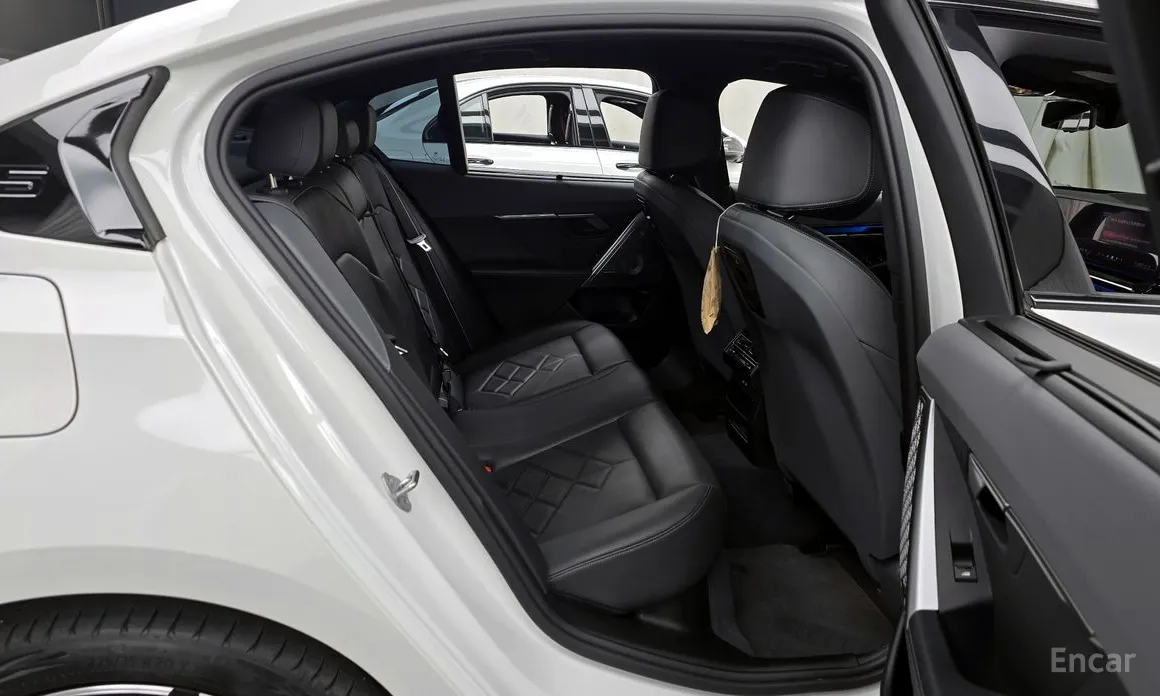 Фото 12 - BMW i5