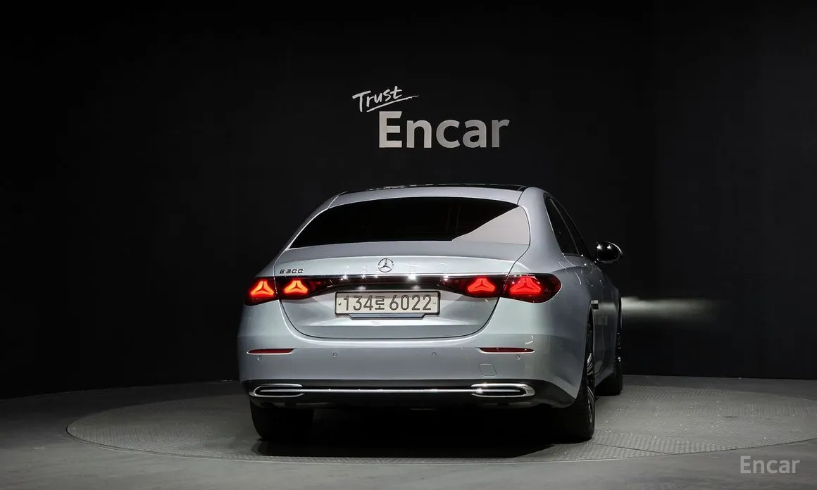 Фото 4 - Mercedes-Benz E-Class