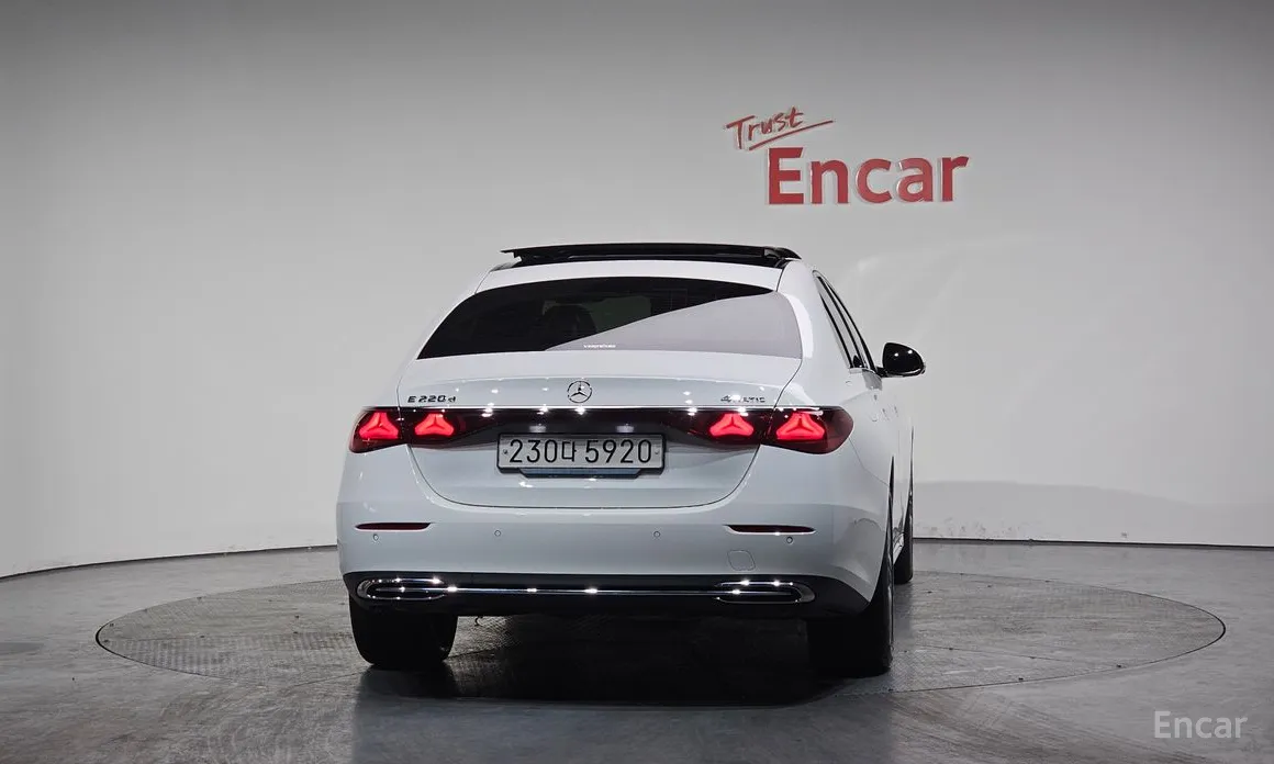 Фото 4 - Mercedes-Benz E-Class