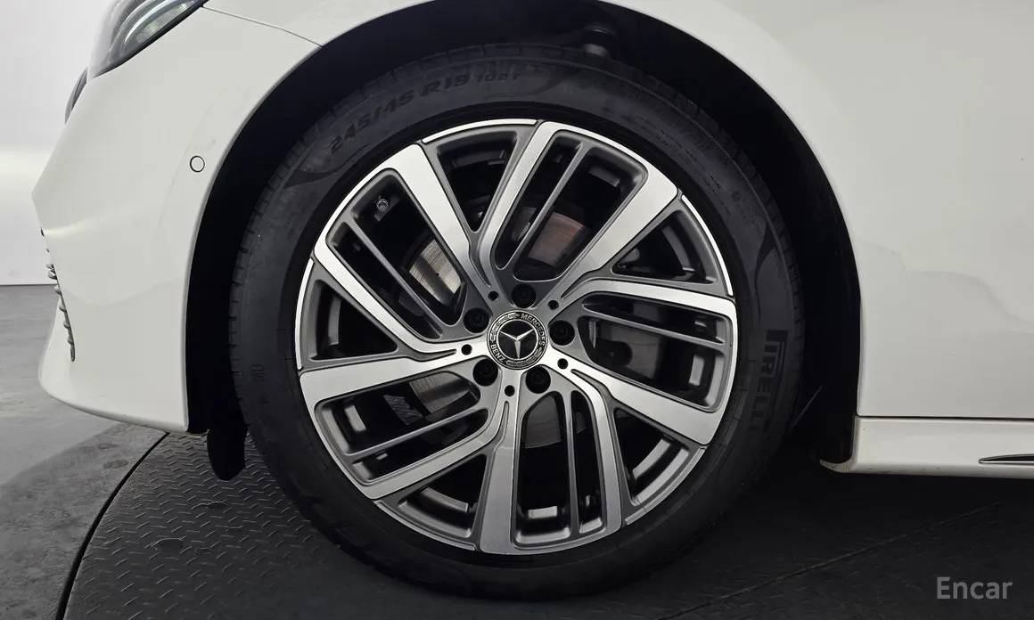 Фото 5 - Mercedes-Benz E-Class