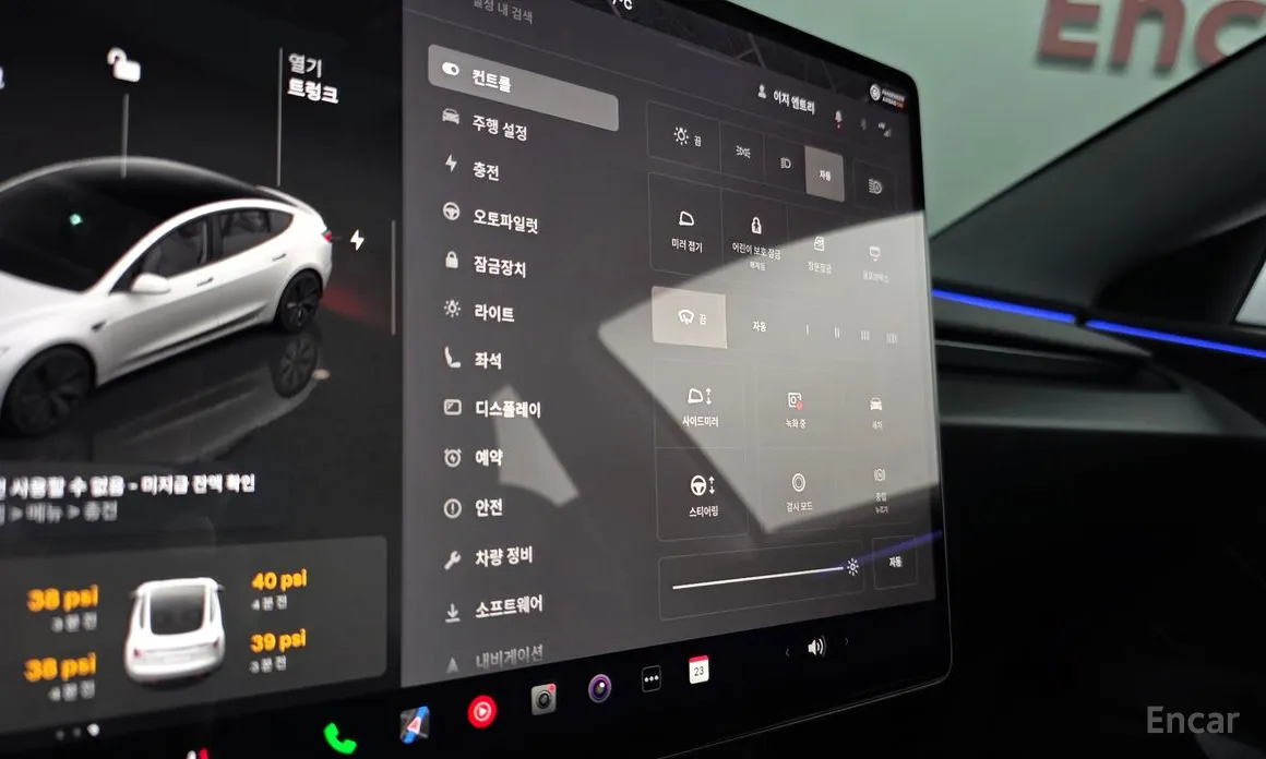 Photo 18 - Tesla Model 3
