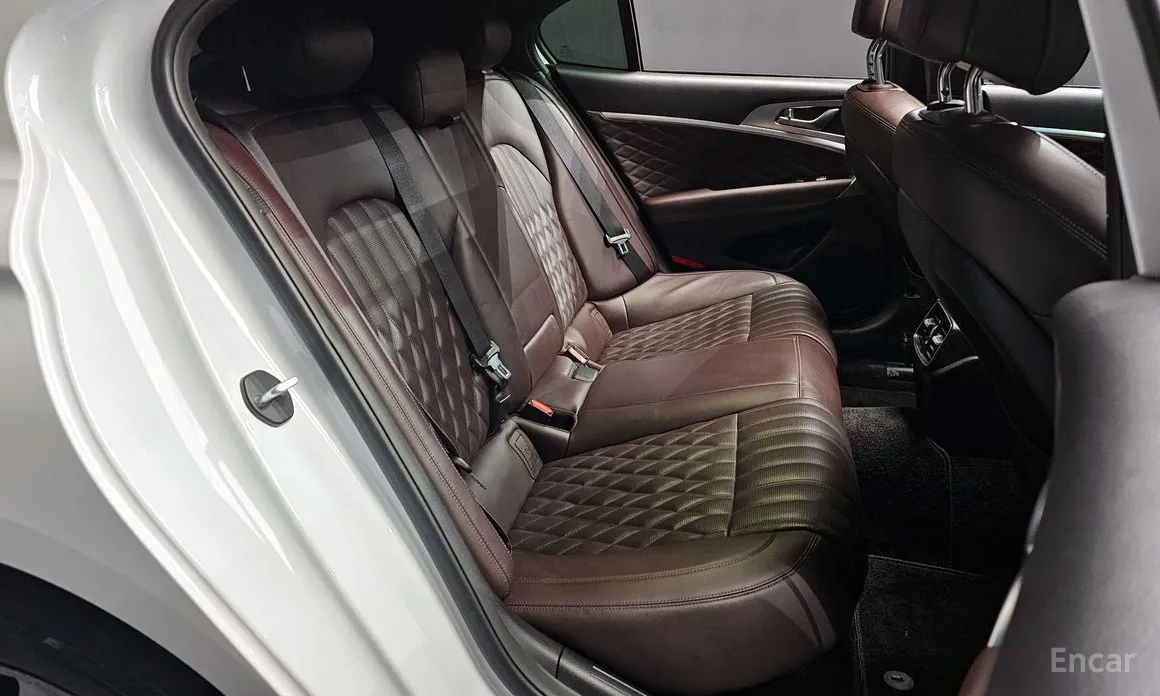 Фото 12 - Genesis G70