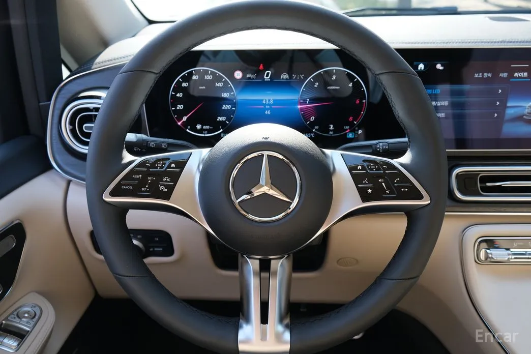 Фото 10 - Mercedes-Benz V-Class