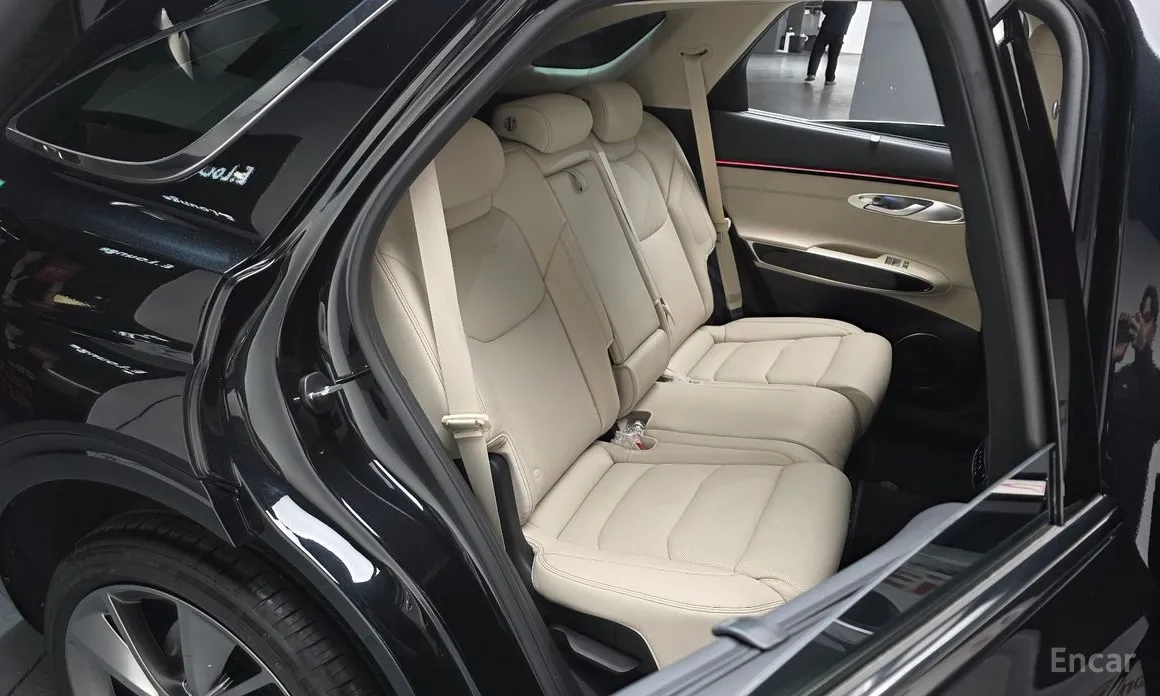 Photo 11 - Genesis GV70